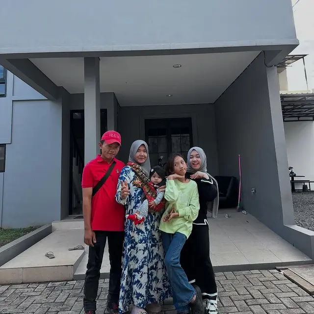 6 Potret Mbak Lala Pengasuh Rafathar Kumpul Keluarga, Rayakan Lebaran di Rumah Depok
