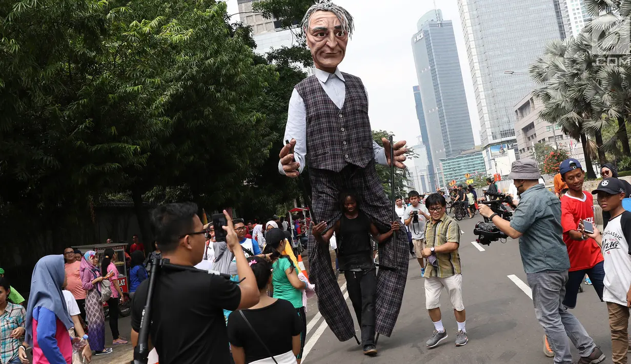 Boneka asal Prancis dari Kelompok teater Les Grandes Personnes hibur warga saat CFD di Jakarta, Minggu (9/7). Acara tersebut dilakukan untuk penggalangan dana guna membantu pengembangan pendidikan di Indonesia. (Liputan6.com/Immanuel Antonius)