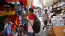 Pembeli mencari pernak-pernik negara-negara yang berpartisipasi pada Piala Dunia FIFA 2018 di jalan pasar di kota tua Damasku, Suriah (6/6). Piala Dunia akan digelar pada 14 Juni 2018 di Rusia. (AFP Photo/Louai Beshara)