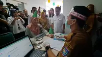 Menko PM Muhaimin Iskandar alias Cak Imin meninjau langsung pelaksanaan program Pemeriksaan Kesehatan Gratis (PKG) di Puskesmas Ciater, Kecamatan Serpong, Kota Tangerang Selatan. (Liputan6.com/Pramita Tristiawati)