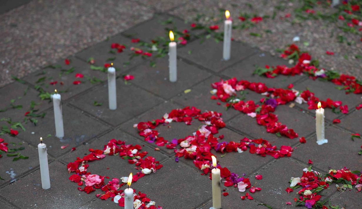Sebagai catatan, 16 orang meninggal dunia akibat kecelakaan kereta api jarak jauh Argo Bromo Anggrek dan KRL Commuter Line di Stasiun Bekasi Timur pada Senin (27/4/2026) malam. Tampak dalam foto, taburan bunga terlihat di area Stasiun Bekasi Timur, Bekasi, Jawa Barat, Kamis (30/4/2026). (Kapanlagi.com/Budy Santoso)