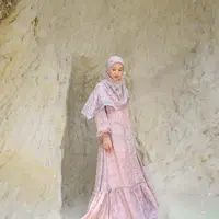 Untuk tampilan mewah, kamu bisa pilih gamis dengan material silk. Seperti yang dikenakan Laudya Cynthia Bella ini. Padukan dengan hijab warna senada. (Instagram/laudyacynthiabella).