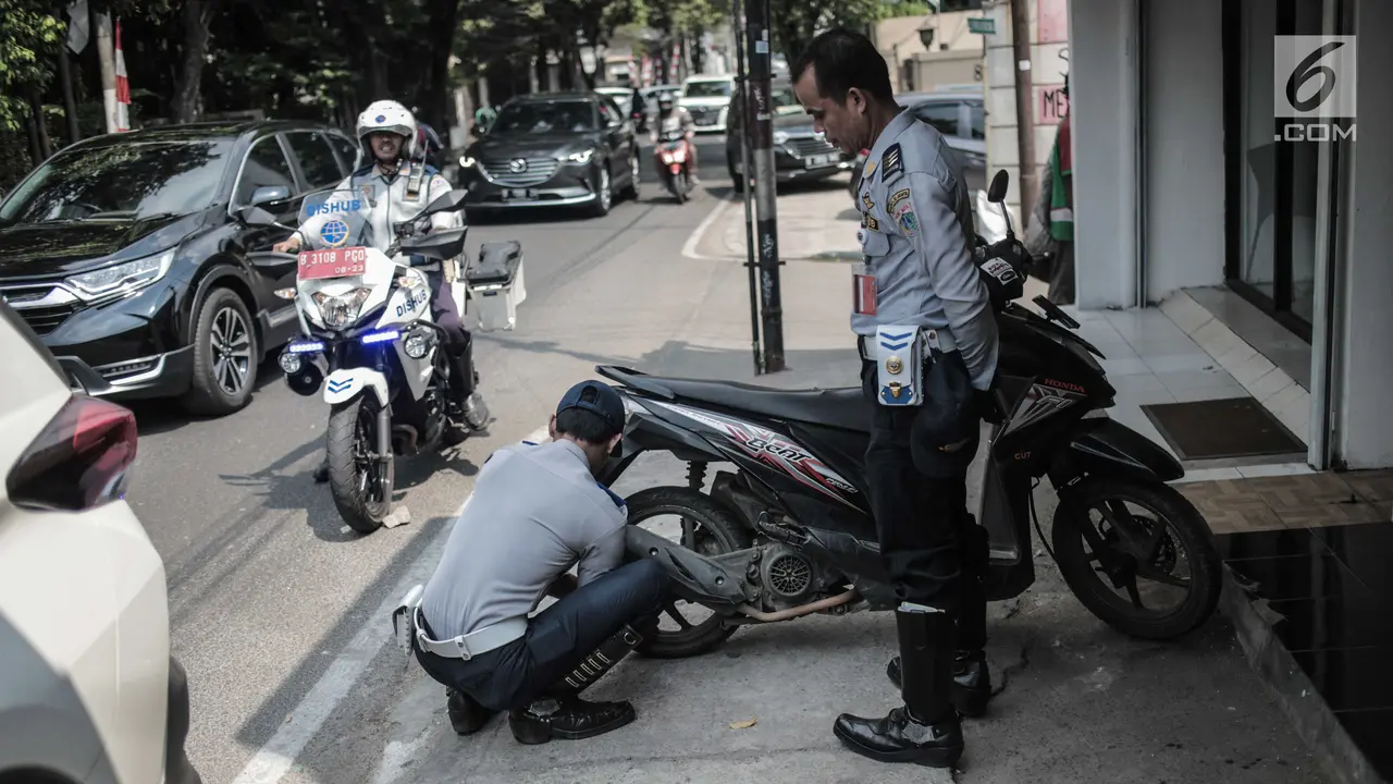 Dishub DKI Lakukan Razia Motor yang Parkir di Trotoar