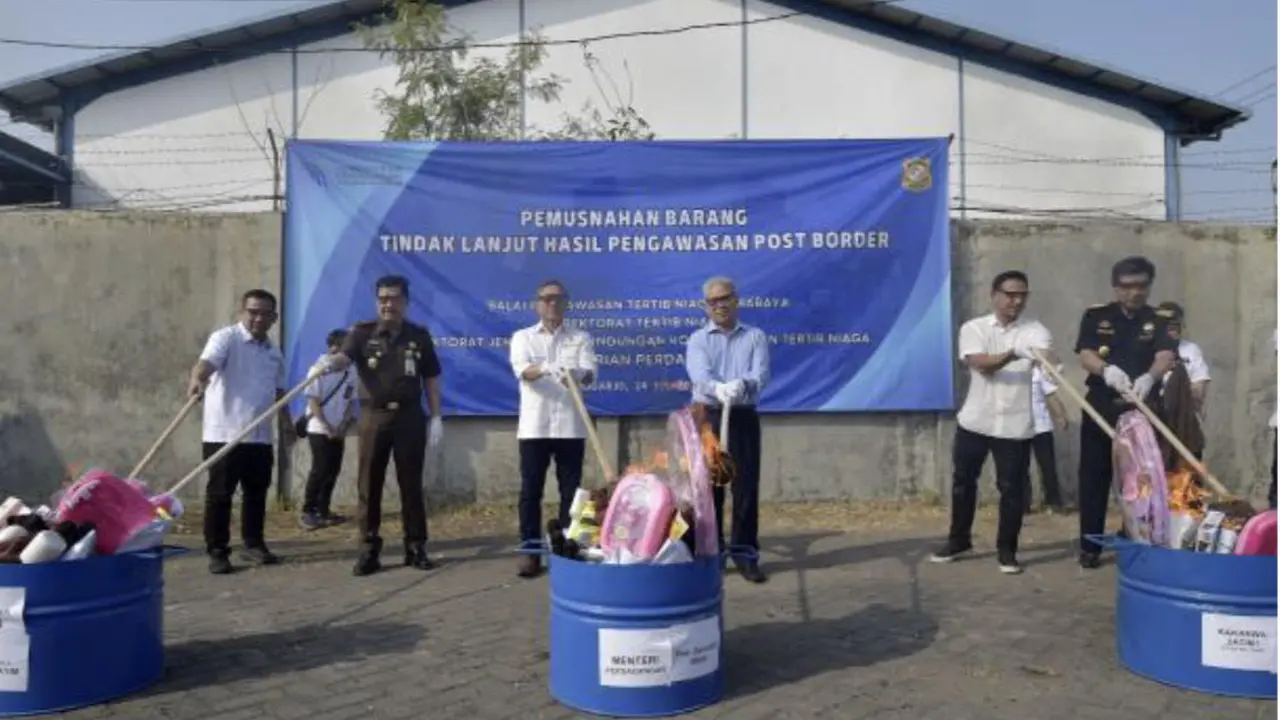 Menteri Perdagangan Zulkifli Hasan memimpin pemusnahan produk impor yang melanggar aturan di Komplek Pergudangan Surya Terang, Sidoarjo, Jawa Timur pada Senin (24/7/2023)