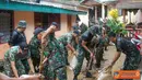 Citizen6, Nusaniwe: Para prajurit Yonmarhanlan IX Ambon Tagana serta masyarakat bersama-sama melaksanakan pembersihkan longsor di lokasi kejadian, dengan mengangkat lumpur maupun sampah untuk dibuang dengan menggunakan mobil truk. (Pengirim: Marinir)
