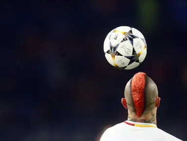Pemain AS Roma, Radja Nainggolan melakukan kontrol bola saat melawan Shakhtar Donetsk pada laga 16 besar Liga Champions di Metalist Stadium, Kharkiv, Ukraina, (21/2/2018). Shaktar menang 2-1.  (AP/Efrem Lukatsky)