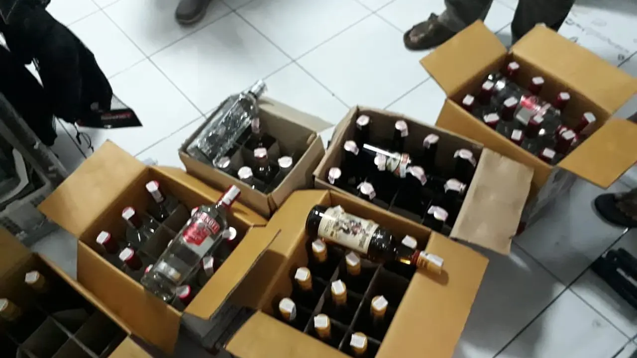 Ratusan miras bermerek siap edar menjelang pergantian tahun yang berhasil diamankan petugas gabungan di Garut