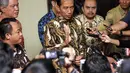 Presiden Jokowi saat menjawab pertanyaan wartawan usai pertemuan tertutup dengan PP Muhammadiyah, Jakarta, Rabu (24/12/2014). (Liputan6.com/Faizal Fanani)