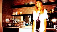 Suki Waterhouse Jadi Model Kaos Rating X