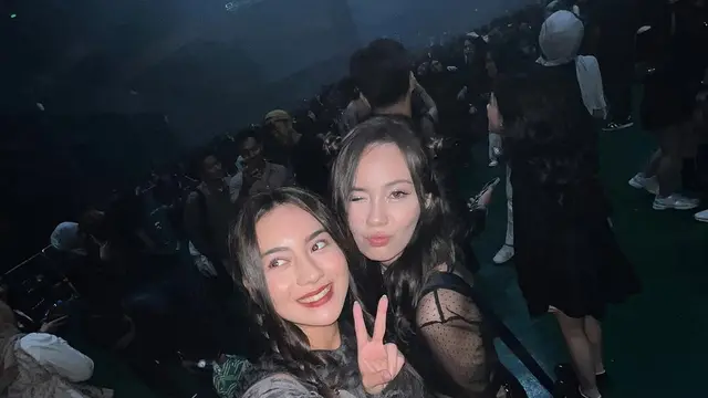 Potret Cantik Ersya Aurelia saat Nonton Konser NIKI Buzz World Tour (credit: instagram/ersyaurel)