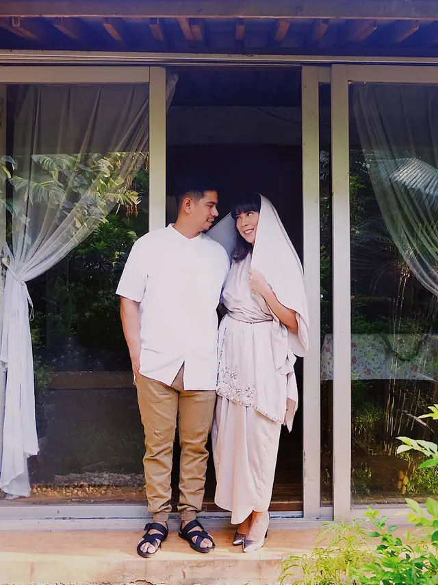 [Bintang] Harmonis, Ini 8 Foto Romantis Fitri Tropica dan Suami