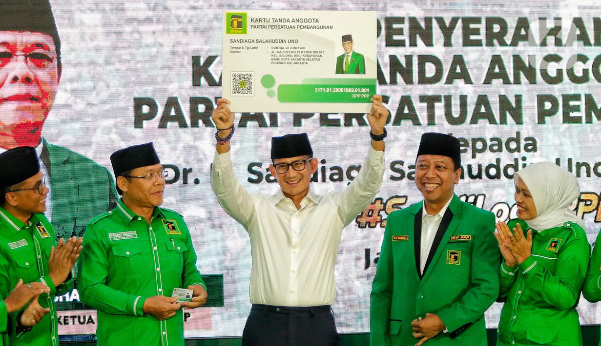 Sandiaga juga diberi kartu tanda keanggotaan (KTA) partai berlambang Ka'bah itu. (Liputan6.com/Angga Yuniar)