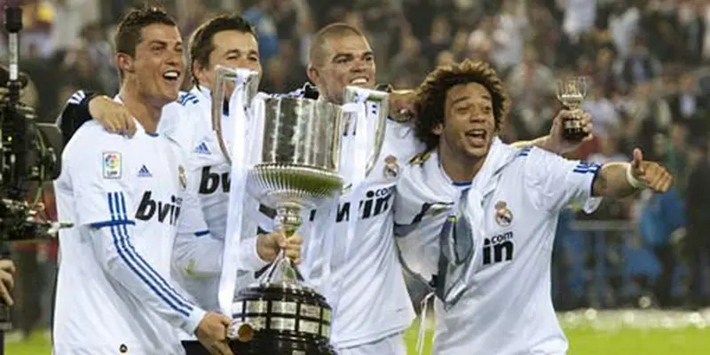 CR7 dkk dengan Trofi Copa del Rey (© AFP 2011)