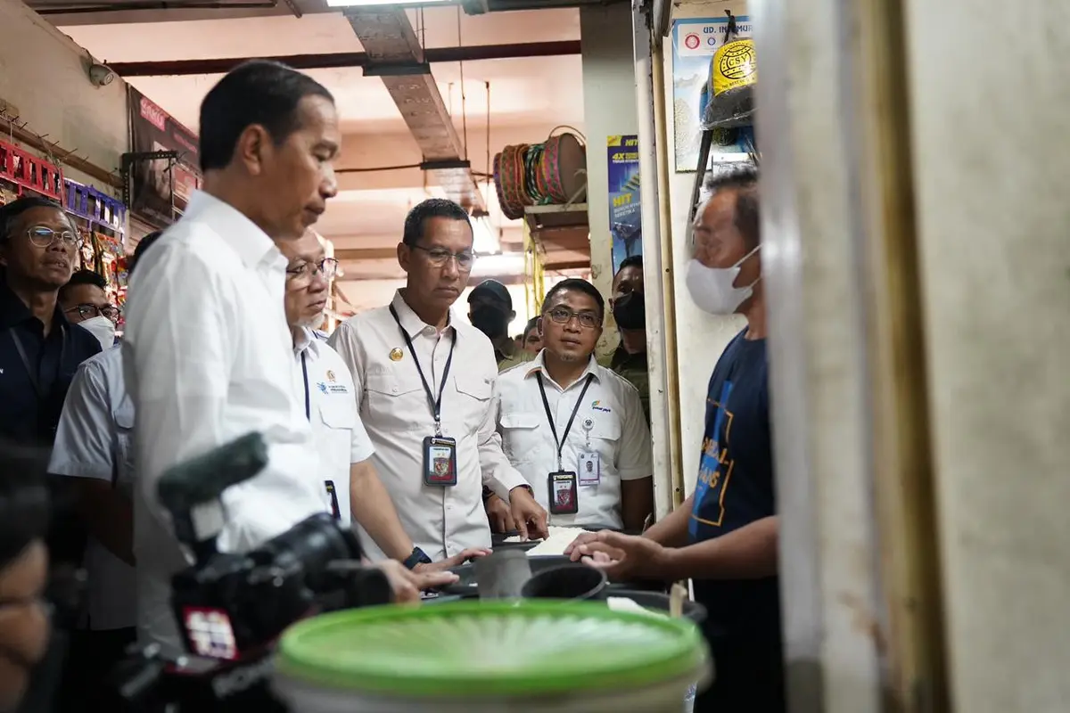 Presiden Jokowi dan Mendag Zulkifli Hasan blusukan ke Pasar Johar Baru, Jakarta Pusat.
