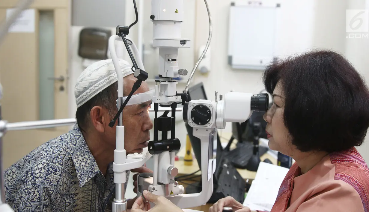 dr Ratna Sitompul mengcek pasien saat bakti sosial operasi katarak bagi masyarakat prasejahtera di EMC Sentul, Bogor, Jawa Barat, Jumat (26/10). Bakti sosial ini diikuti 74 pasien. (Liputan6.com/Herman Zakharia)