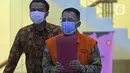 Mantan Direktur Pemeriksaan dan Penagihan Dirjen Pajak tahun 2016-2019, Angin Prayitno Aji (kanan) usai pemeriksaan di Gedung KPK, Jakarta, Rabu (18/8/2021). Angin Prayitno Aji merupakan tersangka penerimaan suap dalam penyesuaian pajak tiga perusahaan wajib pajak. (Liputan6.com/Helmi Fithriansyah)