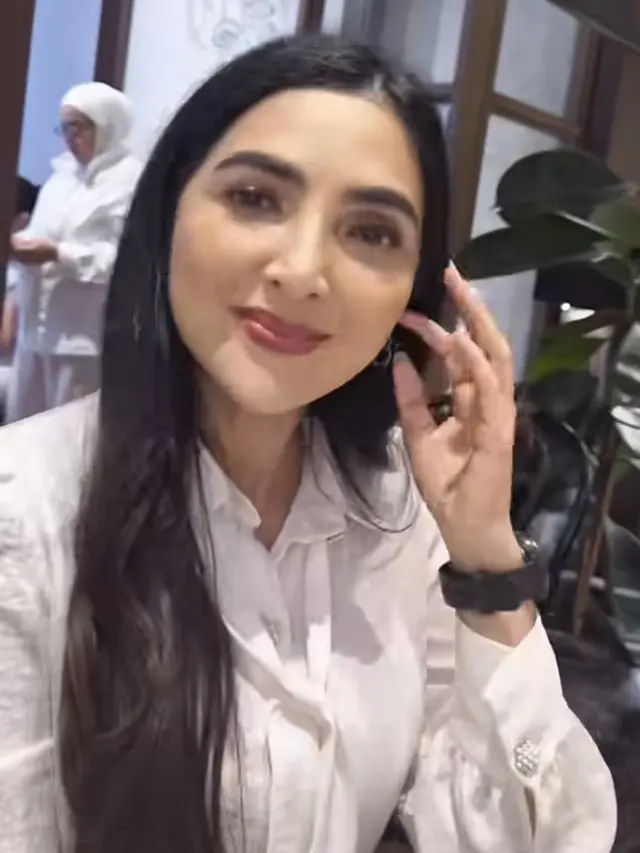 Ashanty tampil simple kenakan kemeja putih saat hadir di acara Ririn Ekawati. [@mrsayudewi]