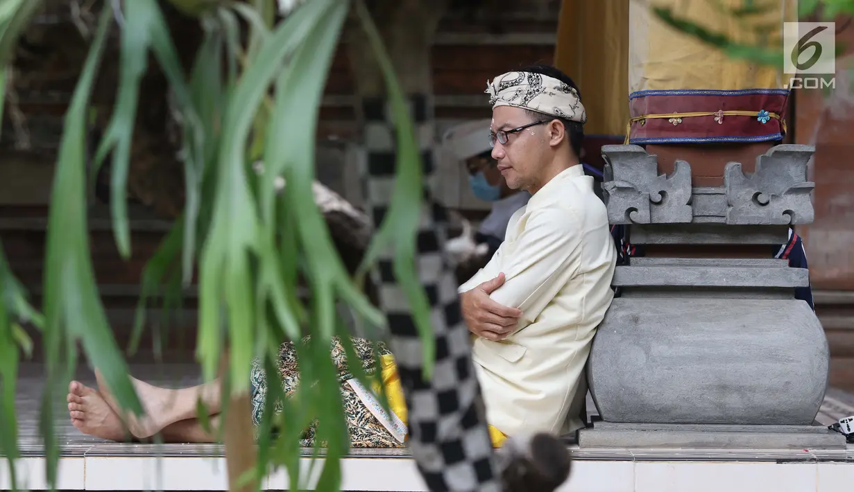 Umat Hindu duduk berdiam diri saat Hari Raya Nyepi di Pura Aditya Jaya, Jakarta, Kamis (7/3). Hari Raya Nyepi merupakan perayaan Tahun Baru Hindu berdasarkan penanggalan/kalender caka, dimulai sejak tahun 78 Masehi. (Liputan6.com/Helmi Fithriansyah)
