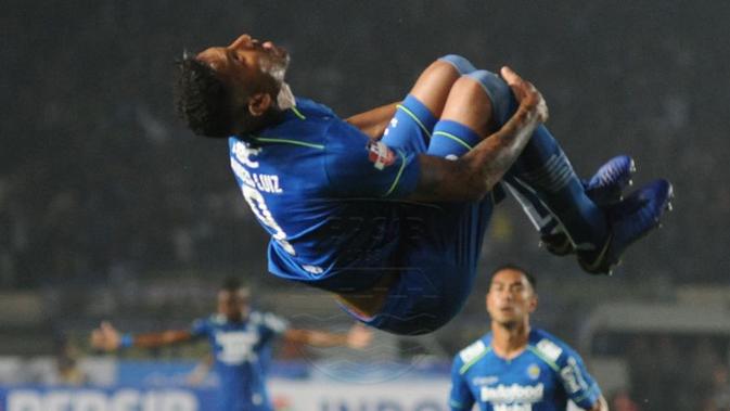 Striker Persib Bandung Wander Luiz merayakan golnya ke gawang Persela Lamongan pada pekan pertama Shopee Liga 1 di Stadion Si Jalak Harupat, Bandung, Minggu (1/3/2020). (foto: https://https://www.instagram.com/persib_official)