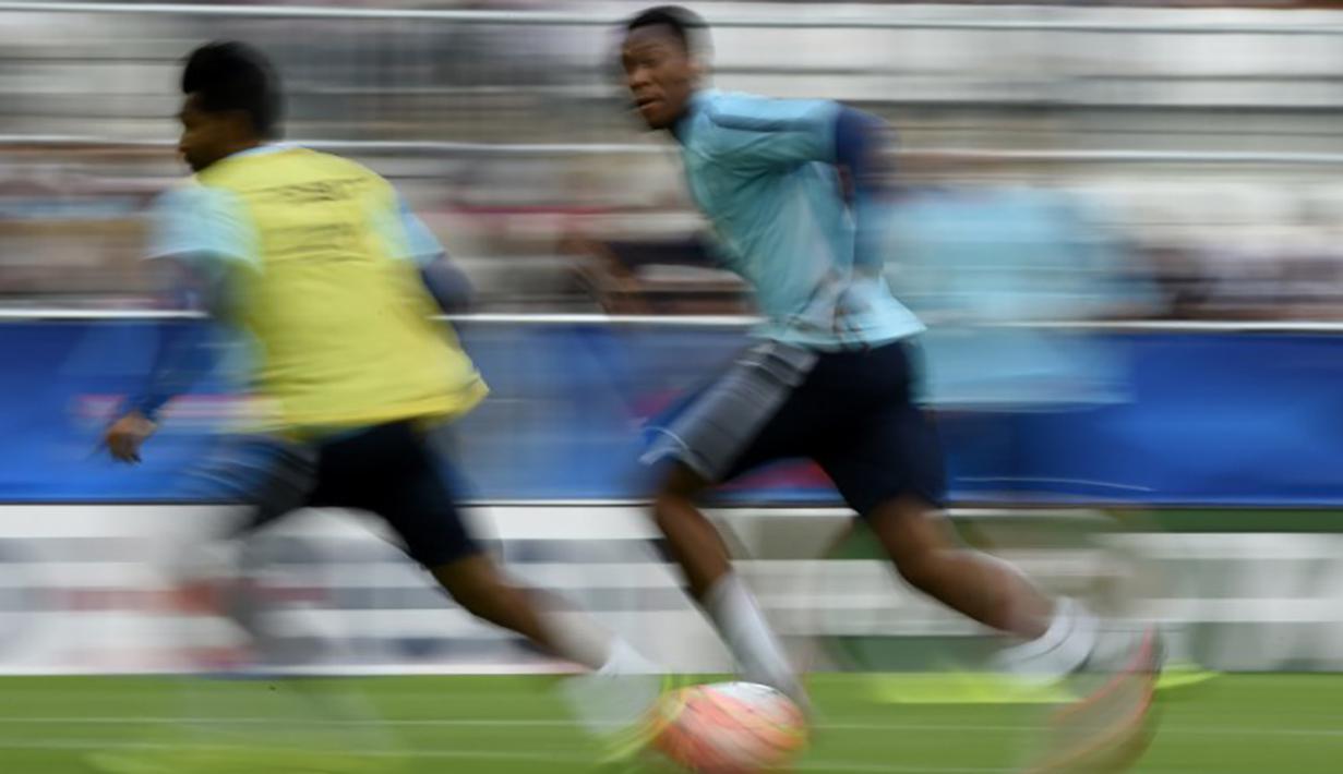 Anthony Martial berlatih bersama timnas Prancis jelang laga persahabatan melawan Serbia di Bordeaux, Prancis, Sabtu (5/9/2015). Nilai transfer Martial ke MU dikabarkan mencapai 36 juta poundsterling. (AFP Photo/Franck Fife) 