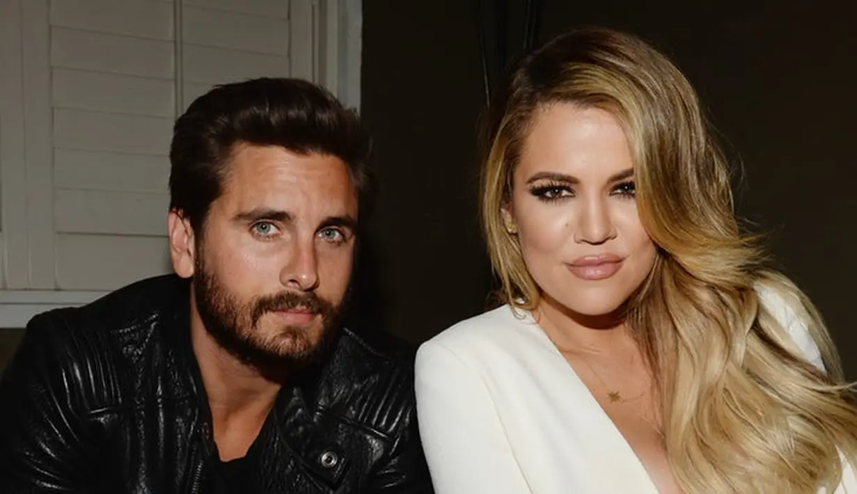 Scott Disick sendiri tak lantas memutuskan hubungan keluarga. Ia masih terlihat bergabung dan berpesta bersama keluarga Kardashian. (Life & Style)