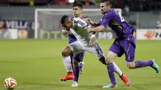 Duel panas terjadi di leg kedua 8 besar Liga Europa antara Fiorentina dengan Dynamo Kiev di Stadion Artemio Franchi, Italia, Jumat (24/4/2015). Fiorentina menang 2-0 atas Dynamo Kiev. (Reuters/Max Rossi)