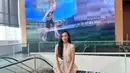 Beby Tsabina tampil elegan kenakan lace vest kebaya warna cream yang dipadukan dengan kain lilit batik warna biru tua. Kebaya Istri Rizki Natakusumah itu kemudian dilengkapi dengan pointed shoes dan tas branded keluaran jenama Celine. [@bebytsabina].