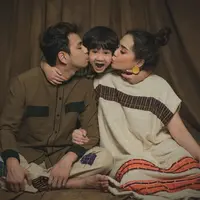 Seiring berjalannya waktu, Raffi pun berubah dan tak lepas karena buah hatinya tercinta, Rafathar. Kala itu jagoan kecilnya belum bisa berbicara, namun sekarang sudah sering bertanya jika Raffi tidak pulang. Hal tersebut membuat sang ayah malu. (Instagram/raffinagita1717)