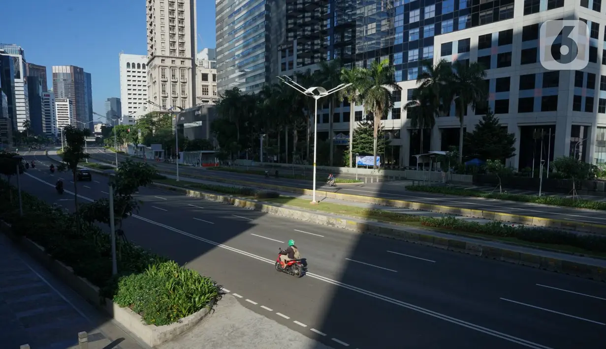 Suasana Jalan MH Thamrin dan Jalan Sudirman di Jakarta, Minggu (24/5/2020). Berbeda dengan hari biasa, kedua jalan protokol tersebut tampak lebih lengang akibat diberlakukannya PSBB yang juga bersamaan dengan Hari Raya Idul Fitri 1441 H. (Liputan6.com/Immanuel Antonius)