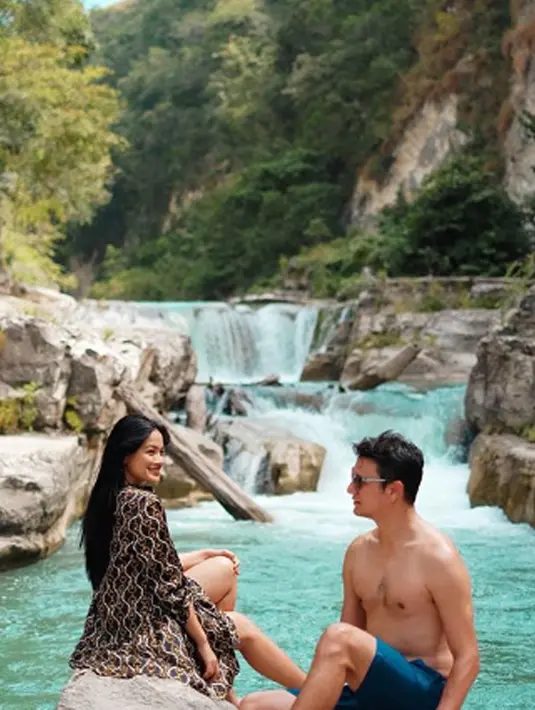 Berfoto di air terjun Tanggedu. Titi Kamal dan Christian layaknya sedang berpose untuk foto prewedding. (Liputan6.com/IG/titi_kamall)