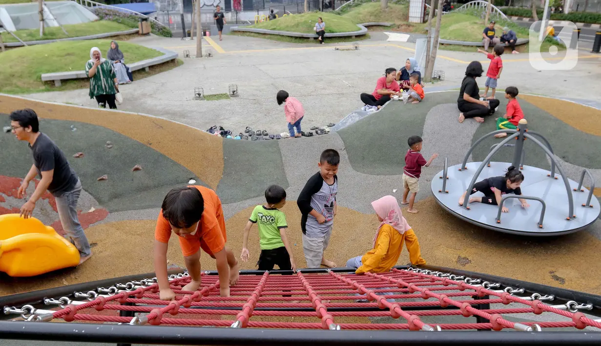 Setelah direnovasi pada awal 2022, tempat tersebut dilengkapi dengan beragam fasilitas seperti lapangan basket, futsal, permainan anak-anak, serta ayunan. (Liputan6.com/Herman Zakharia)
