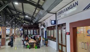 Suasana stasiun di Yogyakarta, Minggu (29/12/2024). Selama libur Nataru 2024/2025, pengguna KAI Commuter maupun kereta jarak jauh meningkat dibanding tahun sebelumnya. (Dok Humas KAI)