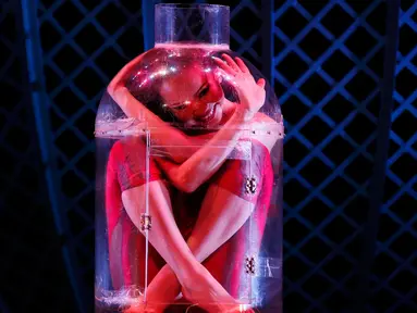 Aksi Odka masuk ke dalam botol saat tampil di acara Zippos Cirque Berserk di Teater Peacock, London (8/2). Wanita - wanita yang mengikuti acara mempunyai badan yang lentur untuk melakukan gerakan ekstrem. (REUTERS/Stefan Wermuth)