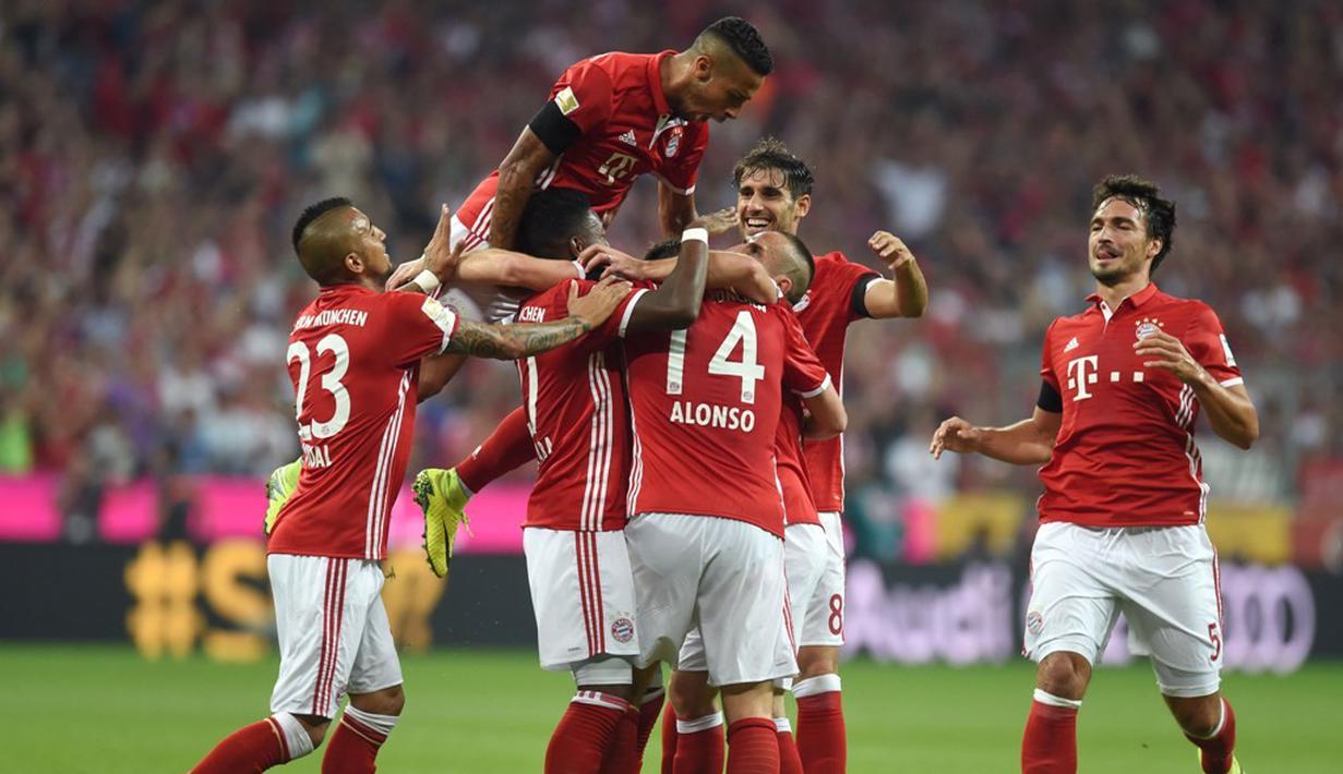 Pemain Bayern Munchen merayakan kemenangan atas Werder Bremen dalam laga Bundesliga di Allianz Arena, Munchen, Sabtu (27/8/2016) dini hari WIB. (AFP/Christof Stache)