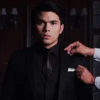 Adik ipar Aurel Hermansyah ini dikenal sebagai salah satu YouTuber yang sering tampil dengan gaya kasual. Namun di beberapa kesempatan, Thariq Halilintar juga pakai jas formal. Seperti kali ini, ia tampil dengan jas serta kemeja hitam.(Liputan6.com/IG/@thariqhalilintar)
