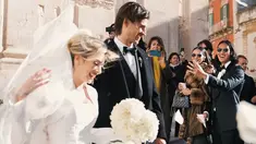 Acara pemberkatan pernikahan berlangsung khidmat di sebuah gereja yang indah di Italia. Setelah pemberkatan selesai, Antonio dan Antonella keluar dari gereja untuk menemui para tamu undangan yang hadir. Dengan senyum bahagia, mereka memamerkan cincin pernikahan yang melambangkan janji suci sebagai pasangan suami istri. (Liputan6.com/IG/@gelaelized)