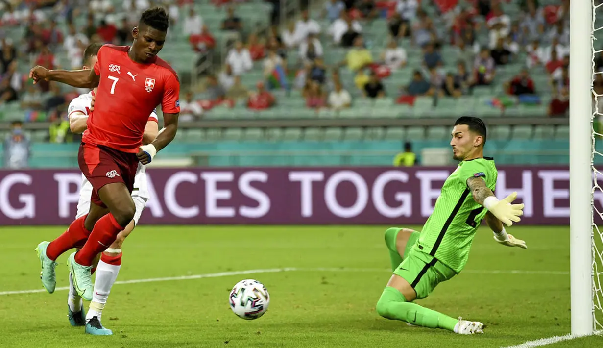 Pemain Swiss Breel Embolo menembak bola ke gawang saat melawan Turki pada pertandingan Grup A Euro 2020 di Stadion Olimpiade Baku, Baku, Azerbaijan, Minggu (20/6/2021). Swiss menang 3-1. (Ozan Kose/Pool via AP)