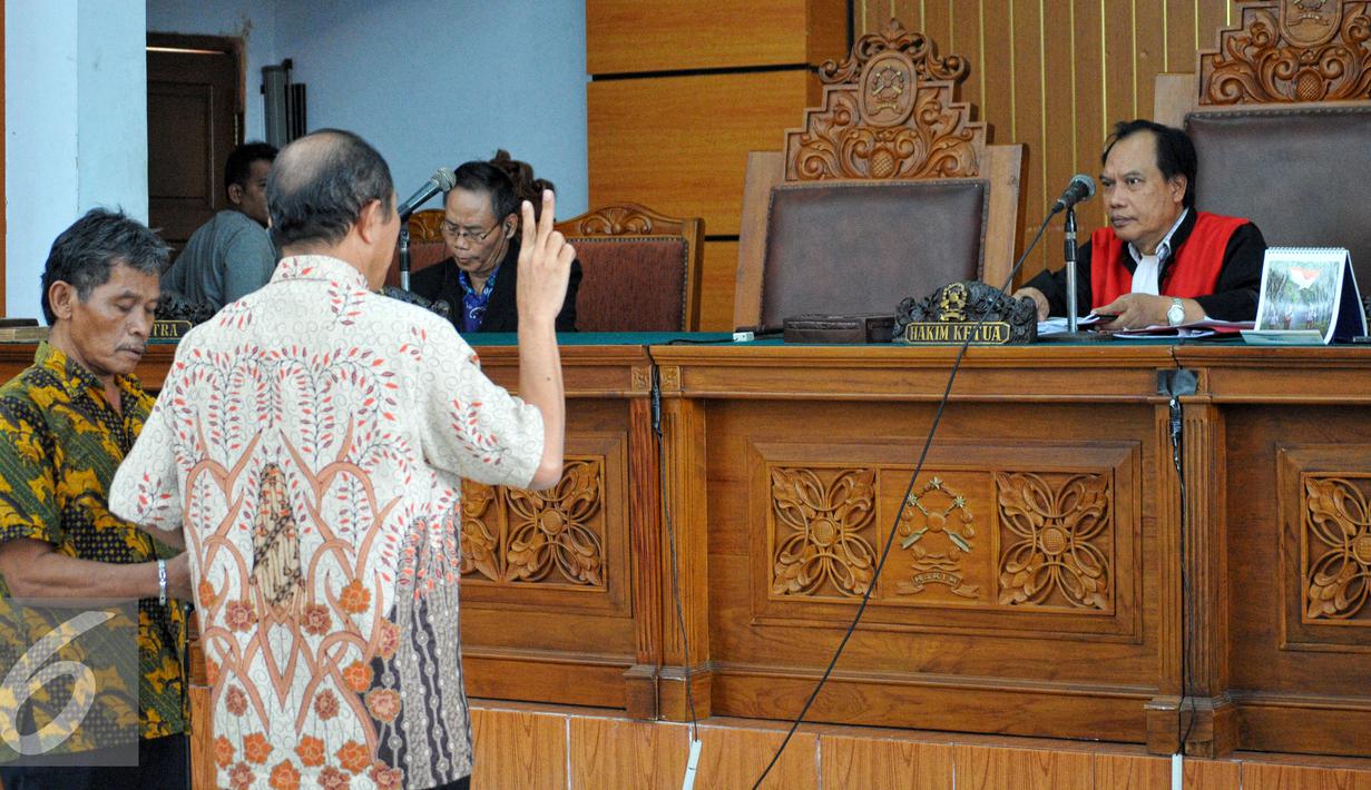 Saksi fakta Oktavianus saat disumpah dalam sidang praperadilan Ilham Arief di Pengadilan Negeri Jakarta Selatan, Jumat (3/7/2015). (Liputan6.com/Yoppy Renato)