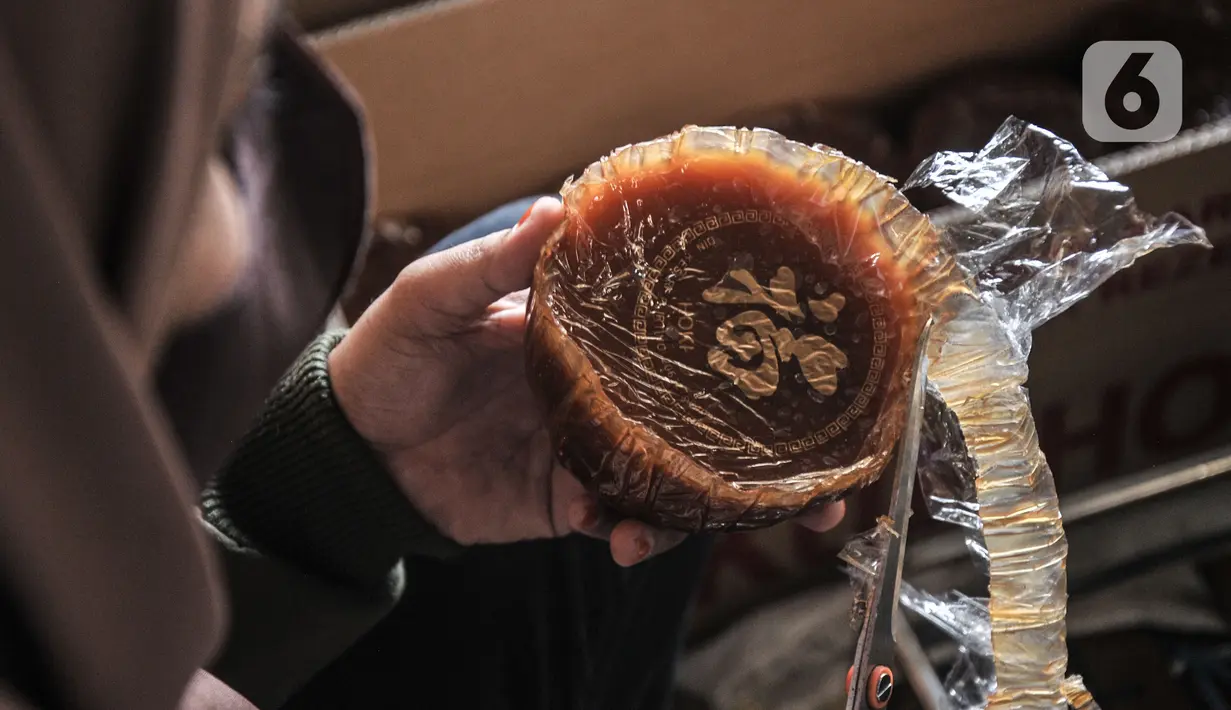 Aktivitas pekerja saat memproduksi kue keranjang Hoki di kawasan Sawangan, Depok, Kamis (20/1/2022). Menjelang Tahun Baru Imlek, industri kue keranjang Hoki milik Kim Hin atau akrab disapa Djohari (66) yang telah dirintis sejak 1988 itu mulai kembali bergeliat. (merdeka.com/Iqbal S Nugroho)