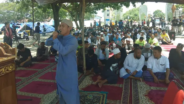 Ratusan warga Palu, Sulawesi Tengah yang menjadi korban gempa dan tsunami melaksanakan salat Jumat
