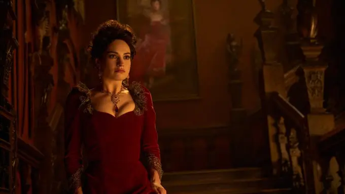 Koleksi Jam Tangan hingga Perhiasan Mahal Lily James di Film Rebecca