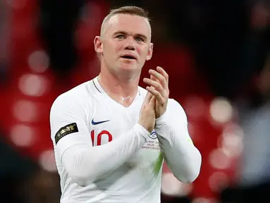 Striker Inggris, Wayne Rooney bertepuk tangan usai pertandingan persahabatan melawan Amerika Serikat (AS) di Stadion Wembley, Inggris (16/11). Laga ini merupakan laga perpisahan bagi Wayne Rooney bersama timnas Inggris. (AP Photo/Alastair Grant)