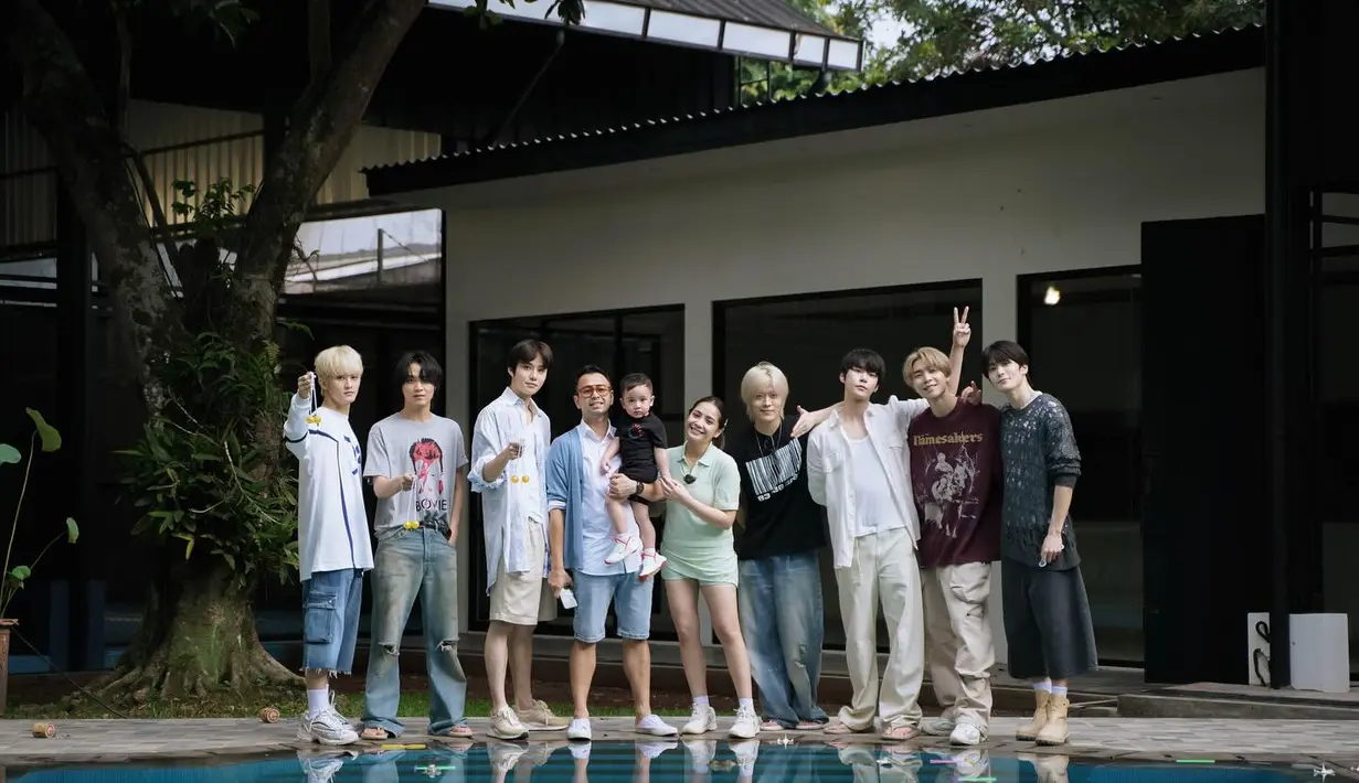 Raffi dan Nagita sendiri telah menganggap NCT sebagai anak-anak mereka. "Hallo My Sons @nct127 !! Welcome Home !!!❤️🇰🇷So Happy To Meet You" tulis Raffi. (Foto: Instagram/ raffinagita1717)
