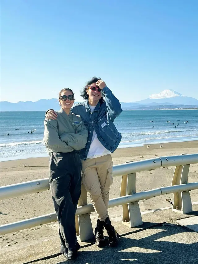 Vino G. bastian dan Marsha Timothy di Jepang. [Foto: Instagram/marshatimothy]
