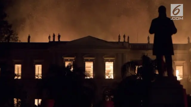 Kebakaran hebat terjadi di museum yang berusia 200 tahun di Rio de Janeiro pada Minggu (2/9) malam. Penyebab kebakaran masih belum diketahui.