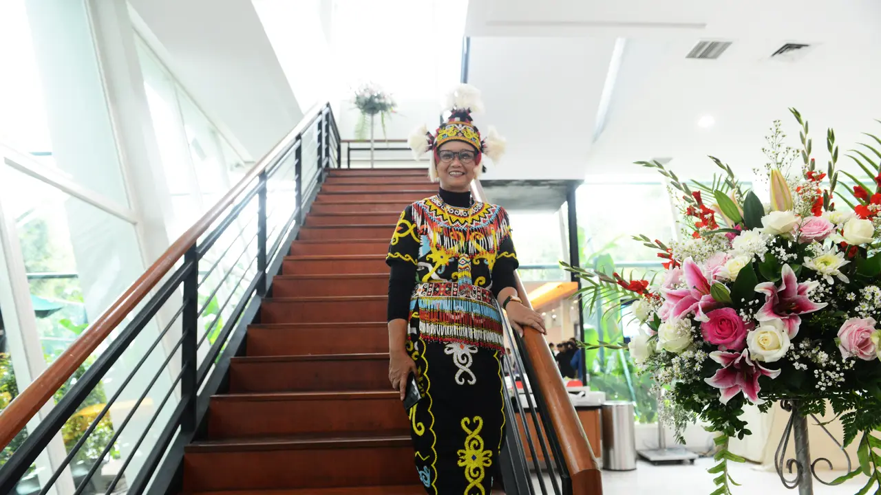 Menteri Luar Negeri, Retno Marsudi mengenakan pakaian adat khas Dayak dalam acara PPTM 2020.
