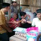 Dalam kondisi penglihatan tak sempurna, nenek Rasinang merawat sang anak yang berusia 70 tahun seorang diri. (Liputan6.com/Eka Hakim)