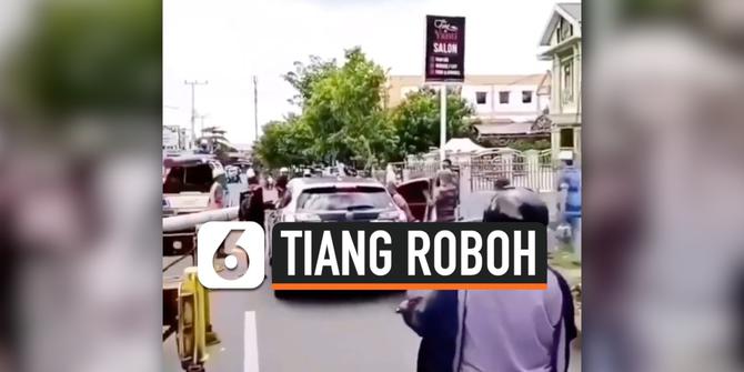 VIDEO: Tiang Listrik Roboh Timpa Mobil di Jalanan