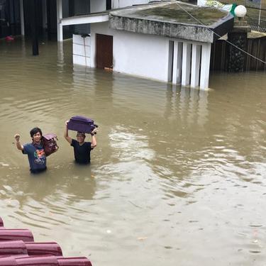Rian D'Masiv terendam banjir. (Foto: Dok. Instagram @rianekkypradipta)