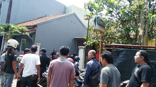 Sekelompok Orang berbaju hitam dan bertuliskan Damboribo menyerbu dan menjemput paksa pegiat FMN Purwokerto, Selasa siang (1/10/2019). (Foto: Liputan6.com/FMN Purwokerto/Muhamad Ridlo)